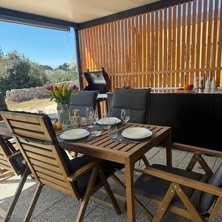 Apartment Sunny - Mobile 1 Minute From With Free Parking And Wifi!