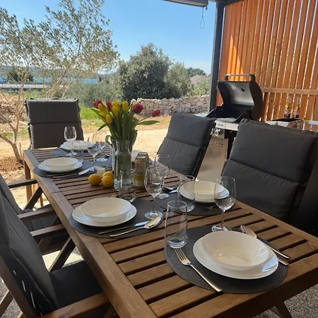 Sunny - Mobile 1 Minute From With Free Parking And Wifi!