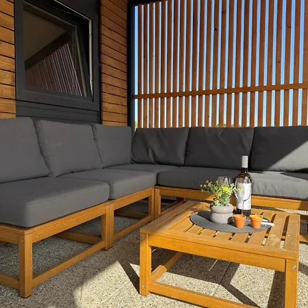 Sunny - Mobile 1 Minute From With Free Parking And Wifi! Apartment