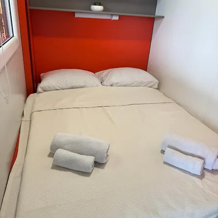 Apartment Sunny - Mobile 1 Minute From With Free Parking And Wifi! *