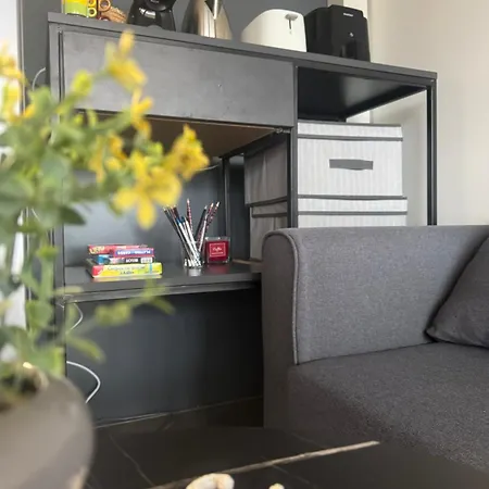 Apartment Sunny - Mobile 1 Minute From With Free Parking And Wifi!