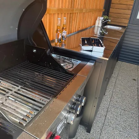 Sunny - Mobile 1 Minute From With Free Parking And Wifi! Apartment *