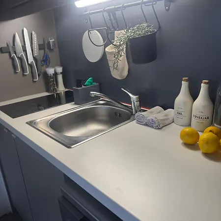 Sunny - Mobile 1 Minute From With Free Parking And Wifi!