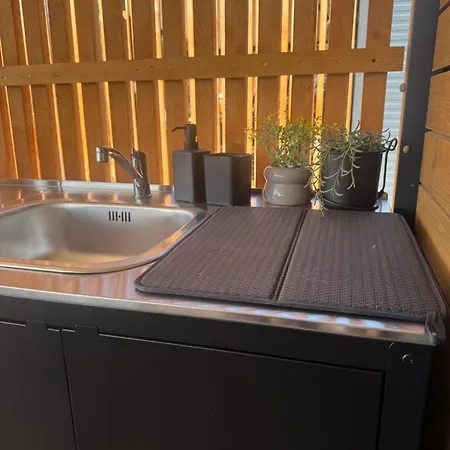 Sunny - Mobile 1 Minute From With Free Parking And Wifi! Apartment