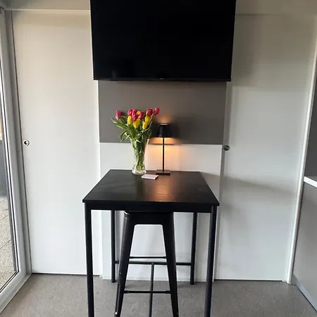 Sunny - Mobile 1 Minute From With Free Parking And Wifi! Apartment *