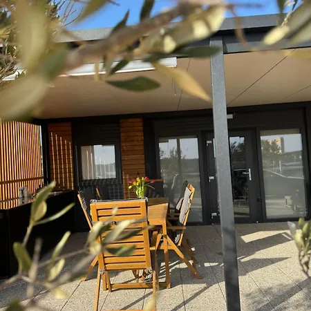 Sunny Stay - Mobile Home In A Campsite With A Pool, Few Steps From The Beach Apartment Pirovac
