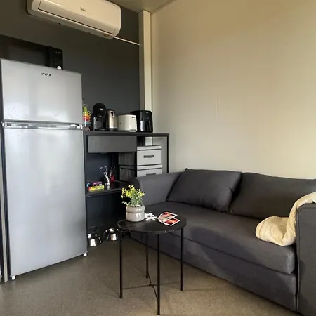 Apartment Sunny - Mobile 1 Minute From With Free Parking And Wifi! *