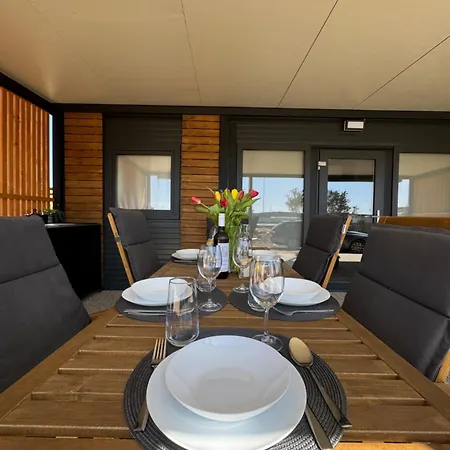 Sunny - Mobile 1 Minute From With Free Parking And Wifi! Apartment *
