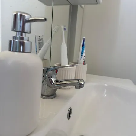 Apartment Sunny - Mobile 1 Minute From With Free Parking And Wifi! *