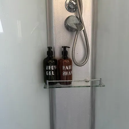 Sunny - Mobile 1 Minute From With Free Parking And Wifi!