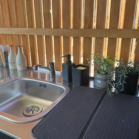Sunny - Mobile 1 Minute From With Free Parking And Wifi! Apartment