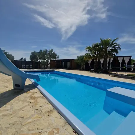 아파트 Sunny - Mobile In A With A Pool, Few Steps From The