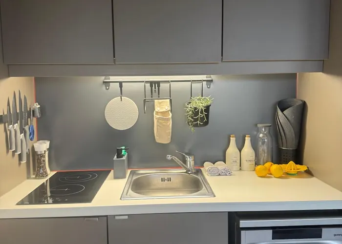 Sunny - Mobile 1 Minute From With Free Parking And Wifi!